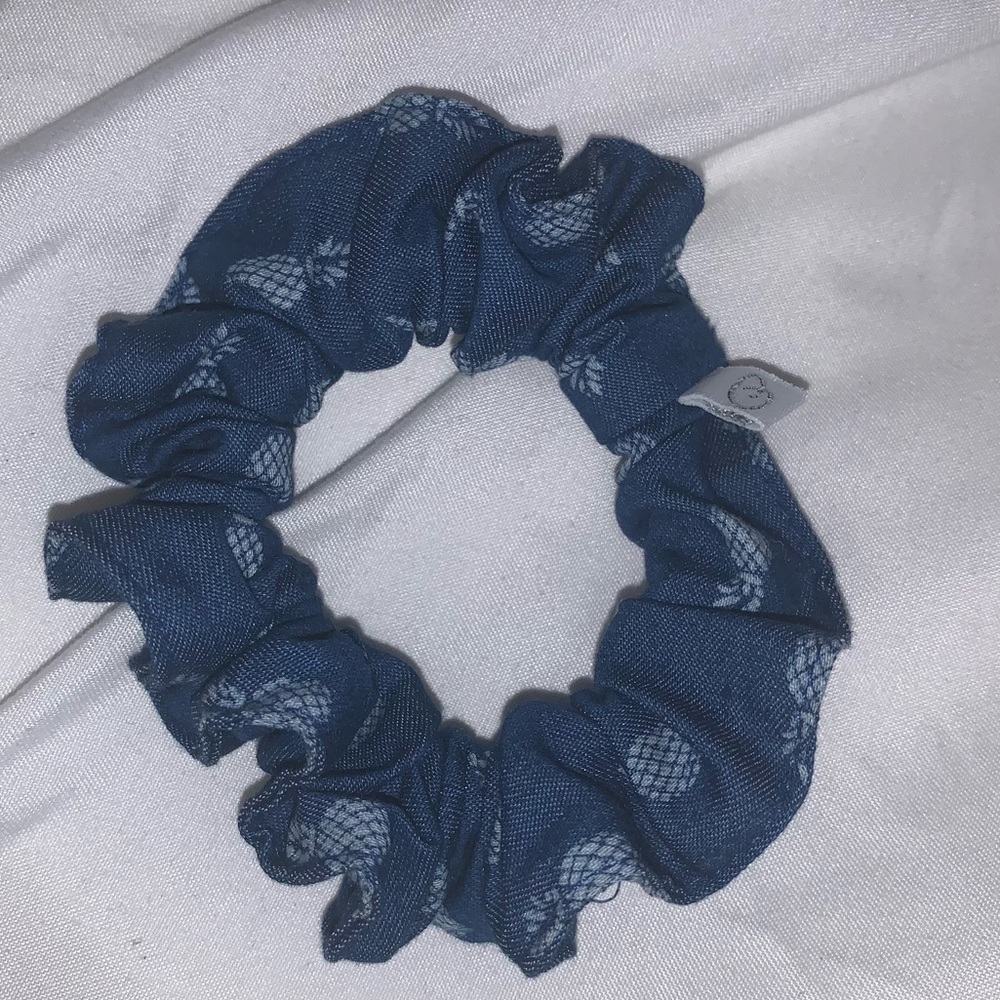 DEW by Kaitlyn Bristowe mini scrunchie - pineapple/denim print